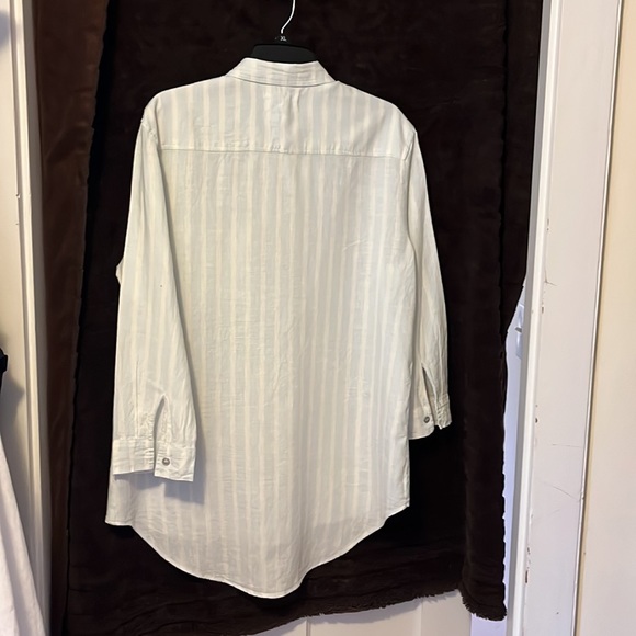 Women’s button down shirt, size XL, fits like a Large, worn once - Picture 3 of 4